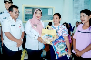 Tekan Inflasi, Bupati Erlina Salurkan Bansos Sembako di Desa Dema dan Pak Bulu