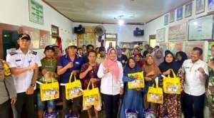 Bupati Erlina Serahkan Ratusan Paket Sembako di Dua Desa