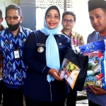 Bupati Salurkan Bansos di Desa Galang dan Sungai Rasau