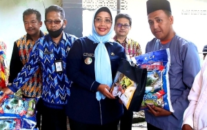 Bupati Salurkan Bansos di Desa Galang dan Sungai Rasau