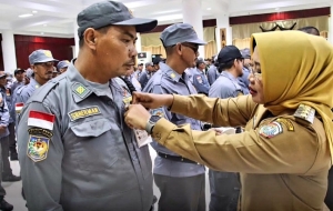 Bupati Erlina Kukuhkan Satlinmas Desa dan Kelurahan