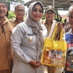 Bupati Serahkan Bansos Inflasi di 4 Desa dan 1 Kelurahan
