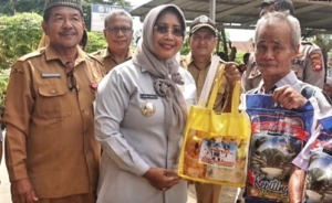 Bupati Serahkan Bansos Inflasi di 4 Desa dan 1 Kelurahan
