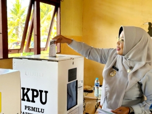 Bupati Erlina Nyoblos Pemilu 2024 di TPS 08 Kelurahan Terusan