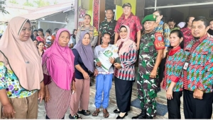 Bupati Erlina Serahkan Bantuan Cadangan Pangan Beras di Kecamatan Toho