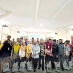 Bupati Salurkan Cadangan Beras Pemerintah di Wajok Hilir