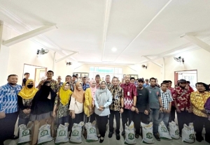 Bupati Salurkan Cadangan Beras Pemerintah di Wajok Hilir