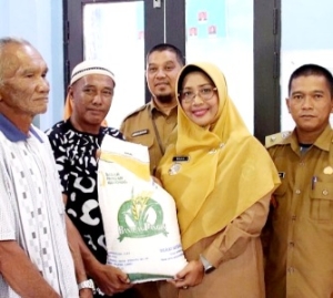 3.606 KK di Segedong Terima Bantuan Cadang Pangan Beras