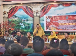 Bupati Erlina Tinjau Pelaksanaan Operasi Pasar di Aula Tri Darma Sungai Pinyuh