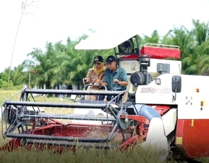 Poktan JUT Terima Bantuan Alsintan, Erlina: Jaga dan Manfaatkan Sebaik-baiknya