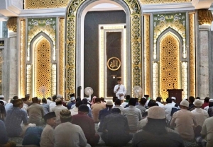 Sekda Ismail Tarawih di Masjid Al Falah Mempawah