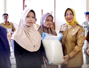 1.600 KK di Jongkat Terima Bantuan Beras Cadangan Pemerintah