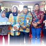 Pj Sekda Mempawah Bagikan Insentif untuk Guru Ngaji, PAUD dan Kader Posyandu