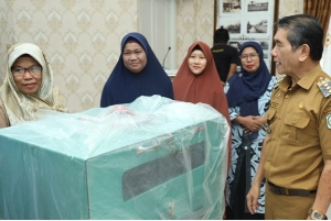 11 UMKM Terima Bantuan Alat Produksi Industri