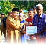 Pemerintah Berikan Bantuan untuk 2 Korban Kebakaran di Desa Antibar