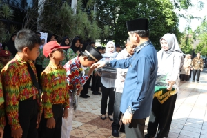 Program Sedekah Jumat di Sekolah, Tanamkan Jiwa Berbagi Sejak Dini