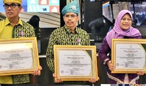 Mempawah Terima Penghargaan Lencana Bakti Desa Pertama