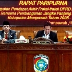 Pj Bupati Hadiri Penyampaian Pendapat Akhir Fraksi DPRD Tentang Raperda RPJPD Mempawah Tahun 2025-2045