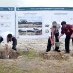 Bupati Jarot Dampingi Deputi KemenkopUKM RI Lakukan Peletakan Batu Pertama Pembangunan Revitalisasi Pasar Tradisional di Binjai Hulu