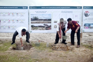 Bupati Jarot Dampingi Deputi KemenkopUKM RI Lakukan Peletakan Batu Pertama Pembangunan Revitalisasi Pasar Tradisional di Binjai Hulu