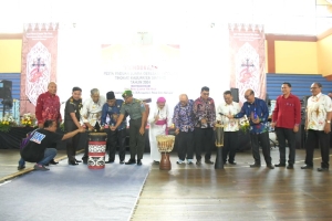 Bupati Jarot Buka Pesparani Katolik Pertama di Sintang