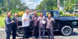 Bupati Jarot dan Sekda Kartiyus Serahkan Bantuan Mobil untuk Pengadilan Agama dan RRI