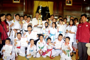 Harumkan Nama Sintang, Bupati Jarot Janjikan Bonus untuk Atlet Lemkari