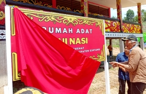 Bupati Jarot Resmikan Rumah Adat Bui Nasi di Lengkenat