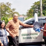 Bupati Jarot Serahkan Bantuan Dua Mobil Operasional untuk RSUD Serawai
