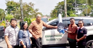 Bupati Jarot Serahkan Bantuan Dua Mobil Operasional untuk RSUD Serawai
