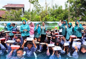 TP PKK Kalbar Bagikan Susu dan Makan Sehat Bergizi di SDN 05 dan SMPN 01 Mempawah Hilir