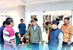 Pj Bupati Ismail dan Pj Wali Kota Singkawang Tinjau Pengungsian, Pastikan Bantuan Tersalurkan