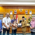 Pj Bupati Ismail Terima Kartu Kredit Pemerintah Daerah dari Bank Kalbar