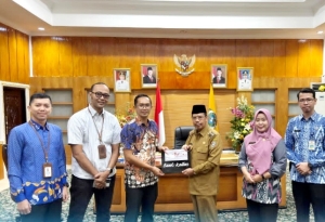 Pj Bupati Ismail Terima Kartu Kredit Pemerintah Daerah dari Bank Kalbar