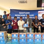 Indomaret Salurkan Bantuan bagi Korban Banjir di Mempawah