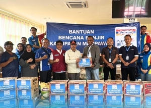 Indomaret Salurkan Bantuan bagi Korban Banjir di Mempawah