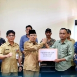 Pemkab Mempawah Salurkan 11 Ton Beras untuk Warga Terdampak Banjir di Desa Pasir