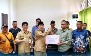 Pemkab Mempawah Salurkan 11 Ton Beras untuk Warga Terdampak Banjir di Desa Pasir