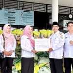 Pj Bupati Ismail Salurkan 22.785 Kg Beras untuk Korban Banjir