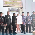 Pj Bupati Mempawah Distribusikan 17,8 Ton Beras bagi Warga Terdampak Banjir di Sungai Pinyuh