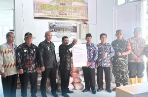 Pj Bupati Mempawah Distribusikan 17,8 Ton Beras bagi Warga Terdampak Banjir di Sungai Pinyuh
