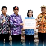 Pj Bupati Mempawah Salurkan 1.640 Kg Beras untuk Warga Terdampak Banjir