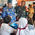 Pj Bupati Ismail Tinjau Program Makan Bergizi Gratis untuk 1.261 Siswa di Sungai Pinyuh