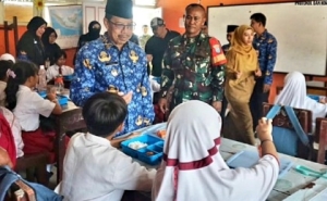 Pj Bupati Ismail Tinjau Program Makan Bergizi Gratis untuk 1.261 Siswa di Sungai Pinyuh
