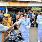 Berbagi Berkah Ramadhan: Bupati Erlina dan Wabup Juli Suryadi Turun Langsung Bagikan Takjil