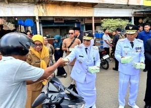 Berbagi Berkah Ramadhan: Bupati Erlina dan Wabup Juli Suryadi Turun Langsung Bagikan Takjil