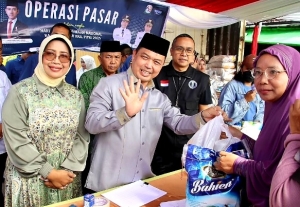 Gubernur Kalbar dan Bupati Erlina Tinjau Operasi Pasar, Paket Sembako Dijual Murah!