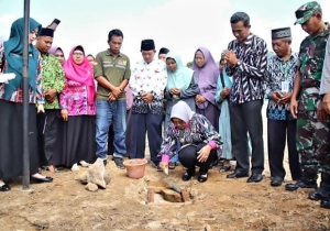 Bupati Erlina Letakkan Batu Pertama Pembangunan Masjid Jami’ Siratussa’adah