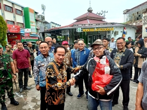 Bupati Sintang Dampingi Wagub Krisantus Buka Operasi Pasar, Pemprov Kalbar Siapkan 1000 Paket Sembako