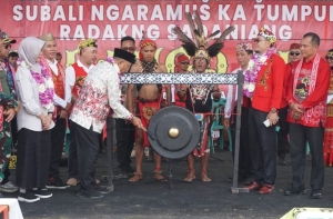 Wabup Juli Buka Naik Dango ke-40: Pentingnya Pelestarian Budaya Dayak